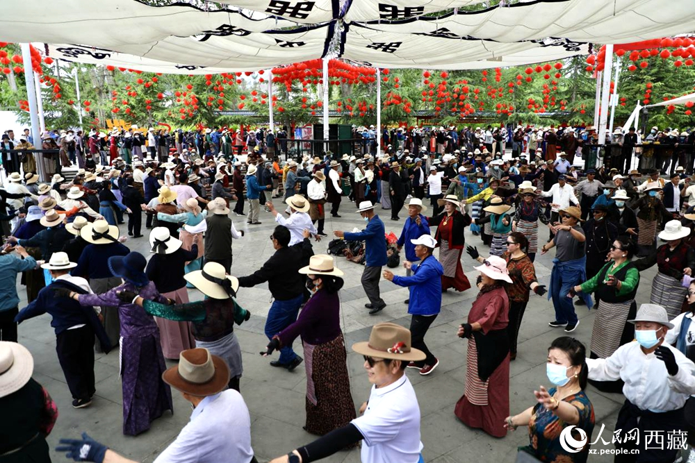 市民在公園內跳鍋莊舞。