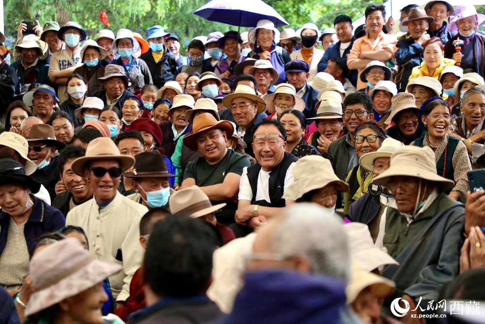 當(dāng)?shù)厝罕姾陀慰陀^看藏戲演出。