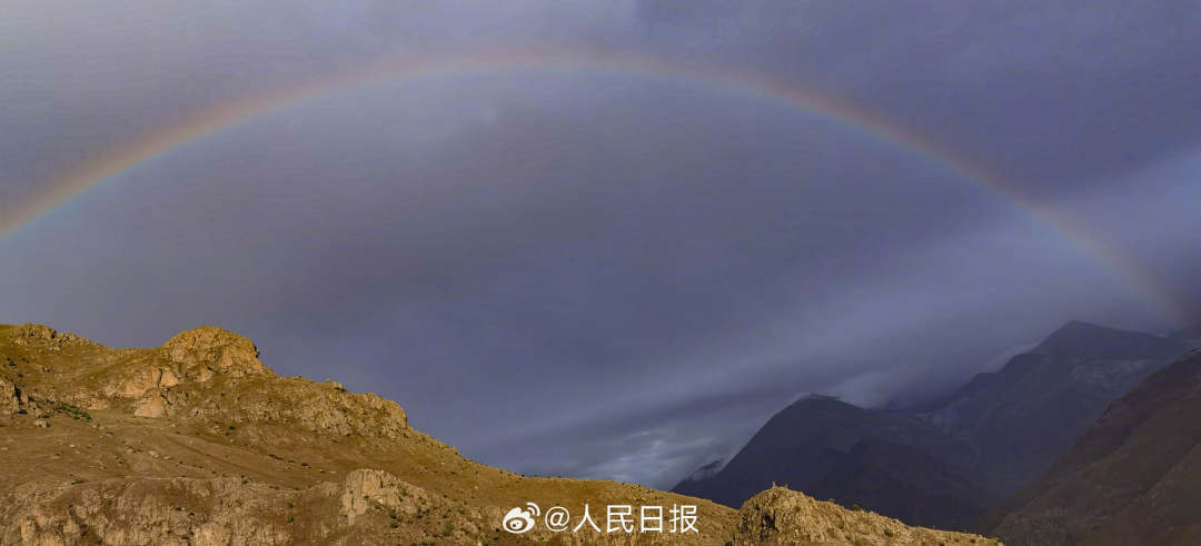 接好運(yùn)！青藏高原現(xiàn)巨大彩虹橋