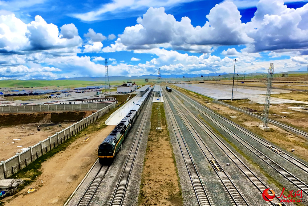 Z166次列車(chē)駛向那曲站。人民網(wǎng)記者 趙晨攝