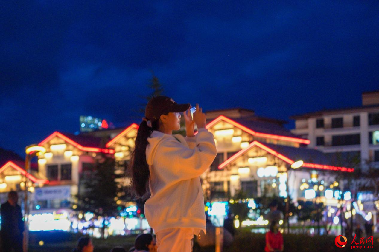 居民在西藏林芝市民族團(tuán)結(jié)廣場(chǎng)上拍照。人民網(wǎng)記者 趙晨攝