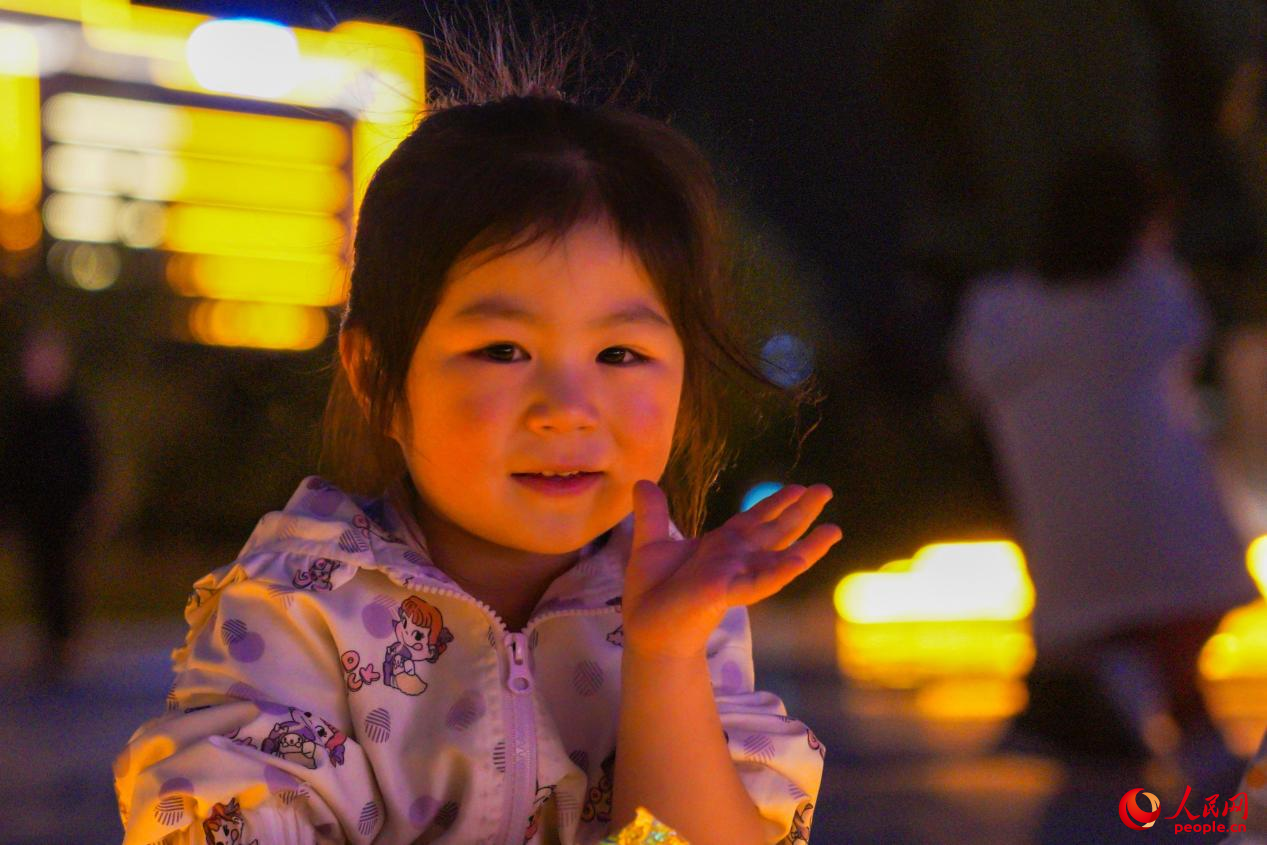 西藏林芝市民族團(tuán)結(jié)廣場(chǎng)上的兒童。人民網(wǎng)記者 趙晨攝