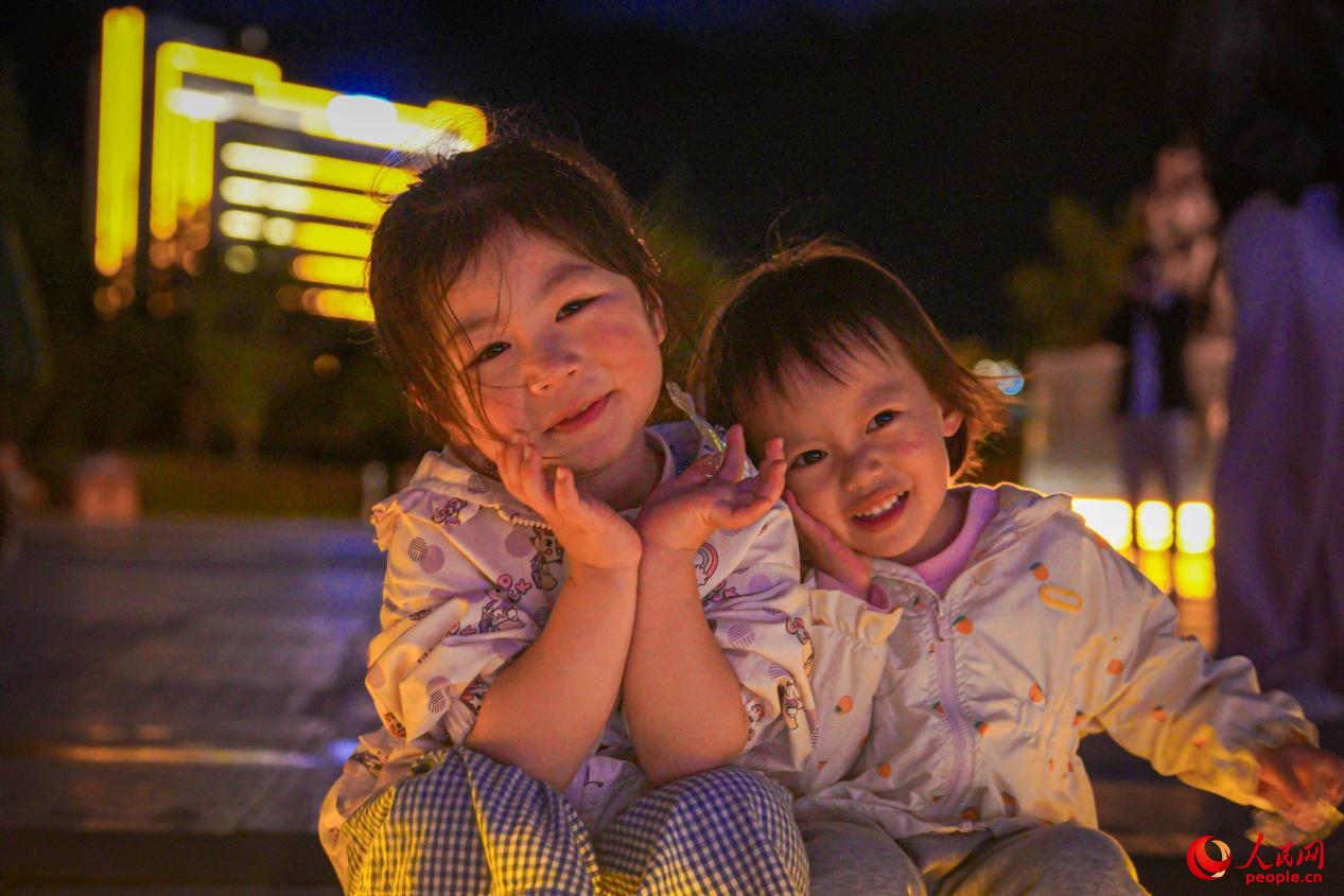 西藏林芝市民族團(tuán)結(jié)廣場(chǎng)上的兒童。人民網(wǎng)記者 趙晨攝