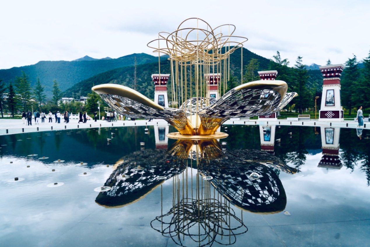 工布公園里的桃花主題雕塑——萬樹桃花。人民網(wǎng)記者 益西康珠攝