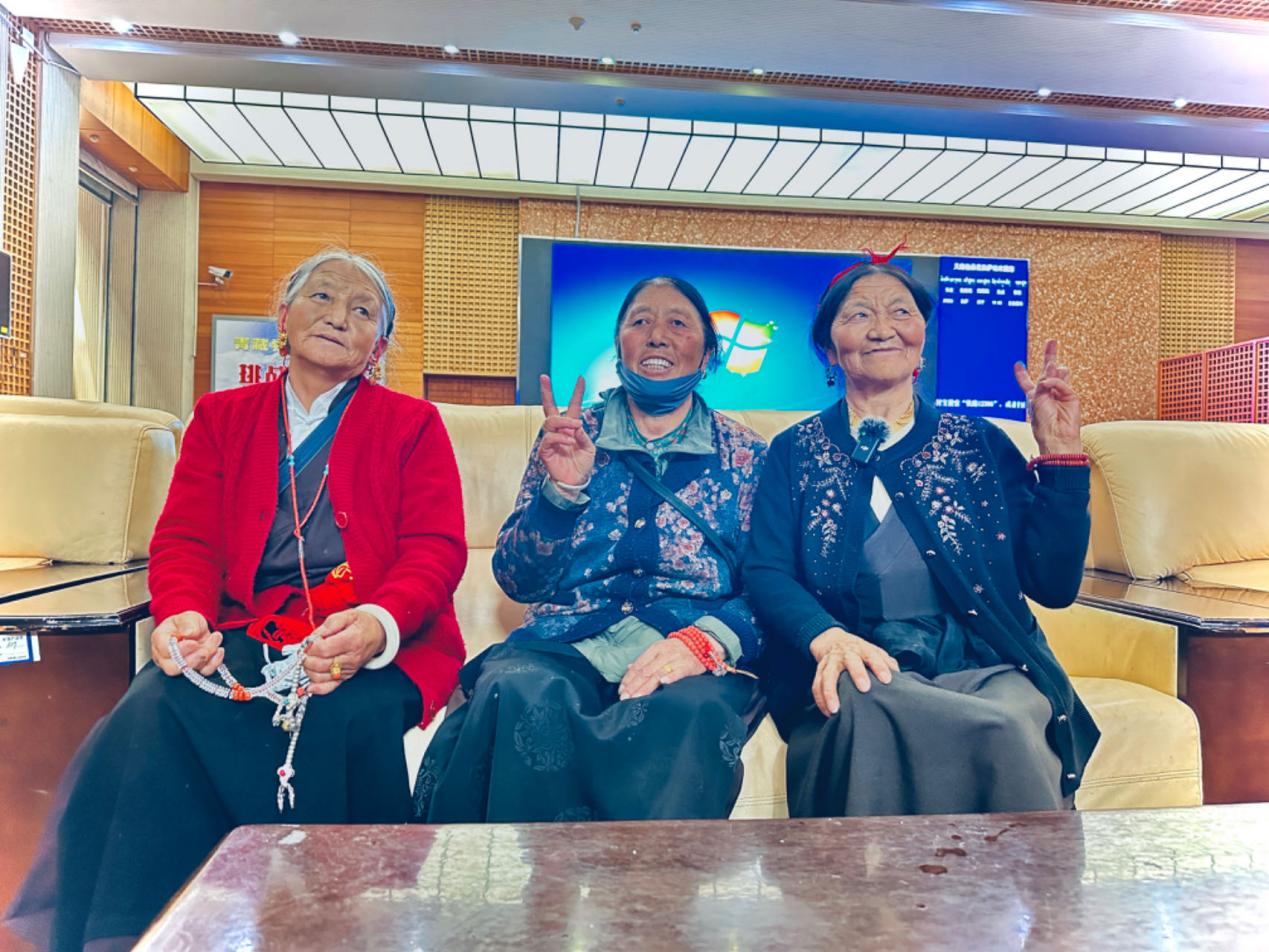 來(lái)自四川甘孜的三位阿媽在拉薩火車(chē)站等候前往青海西寧的列車(chē)。人民網(wǎng)記者 益西康珠攝