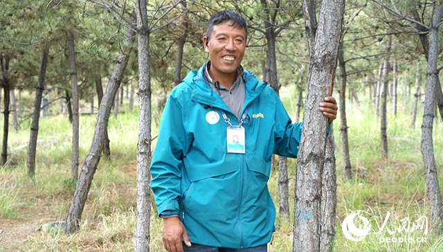 南山公園護林員扎西曲培。人民網(wǎng)記者 宋子節(jié)攝