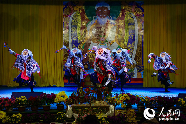 扎西曲登社區(qū)藏戲表演。人民網(wǎng)記者 次仁羅布攝