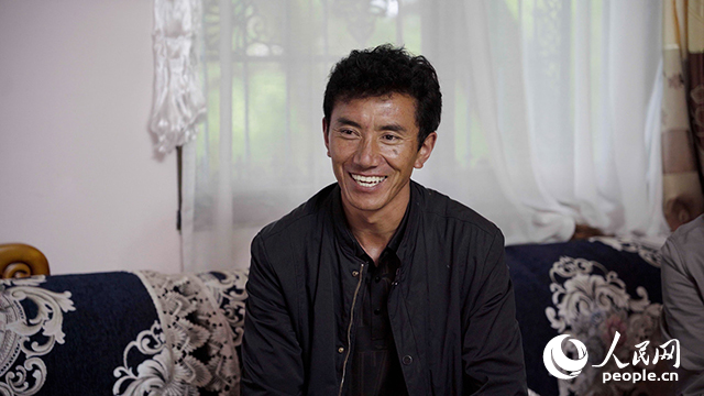 嘎拉村村民達瓦堅參聊起孩子們滿臉自豪。人民網(wǎng)記者 趙晨攝