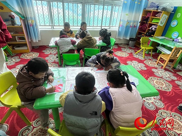 拉多村一所現(xiàn)代化幼兒園小班孩子們正在繪畫。張敏穎 攝