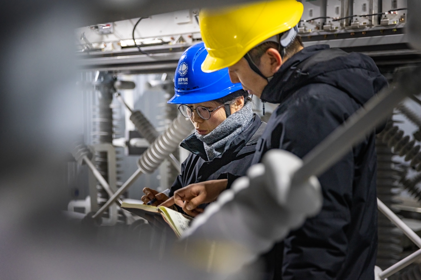 阿里地區(qū)首套電網(wǎng)側(cè)帶超容構(gòu)網(wǎng)型SVG工程現(xiàn)場(chǎng)工作人員正在進(jìn)行投運(yùn)前設(shè)備位置檢查。趙清鵬攝