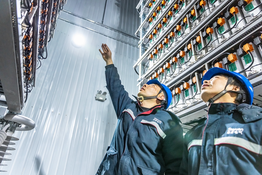 阿里地區(qū)首套電網(wǎng)側(cè)帶超容構(gòu)網(wǎng)型SVG工程現(xiàn)場(chǎng)工作人員正在進(jìn)行投運(yùn)前設(shè)備狀態(tài)檢查。趙清鵬攝