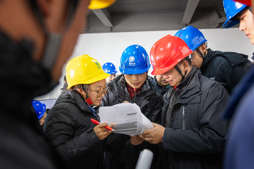 阿里地區(qū)首套電網(wǎng)側(cè)帶超容構(gòu)網(wǎng)型SVG工程現(xiàn)場(chǎng)運(yùn)維人員正在進(jìn)行投運(yùn)操作。趙清鵬攝