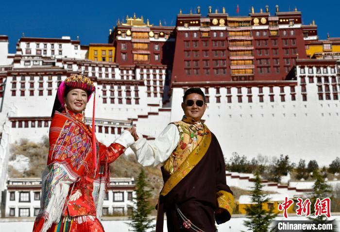 冬游西藏新風尚：藏裝拍照、寄明信片成熱門