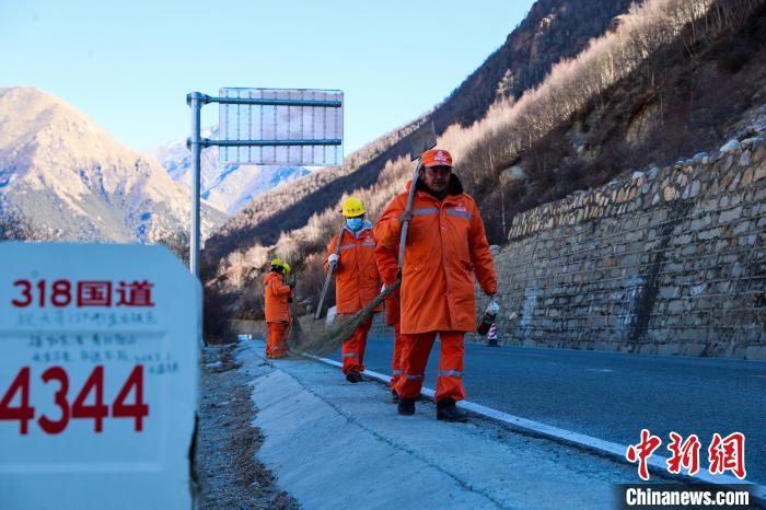 西藏林芝:川藏線上護(hù)路工人忙保通