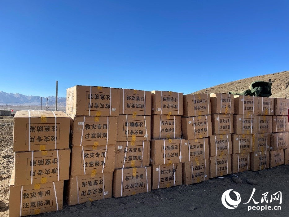 救災(zāi)物資抵達(dá)長所鄉(xiāng)古榮村。人民網(wǎng)記者 郝潔攝