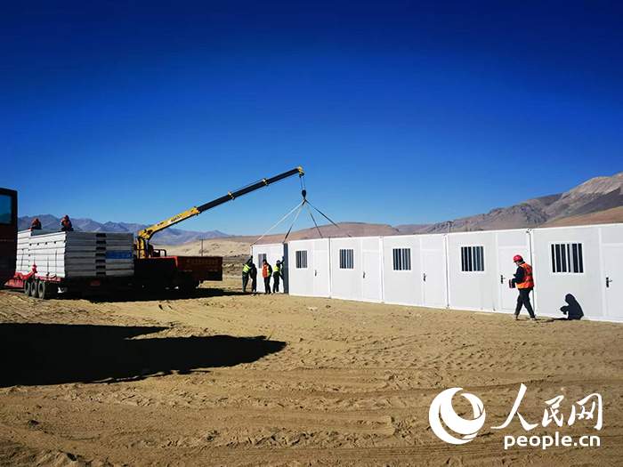 1月9日，在日喀則市定日縣長(zhǎng)所鄉(xiāng)森嘎村安置點(diǎn)，工作人員抓緊搭建移動(dòng)板房，確保受災(zāi)群眾溫暖過(guò)冬。人民網(wǎng)記者 吳雨仁攝