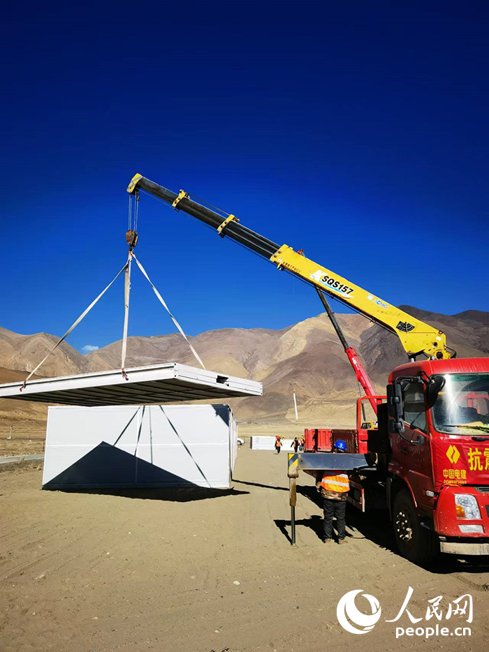 1月9日，日喀則市定日縣長(zhǎng)所鄉(xiāng)森嘎村安置點(diǎn)正在吊裝板房。人民網(wǎng)記者 吳雨仁攝