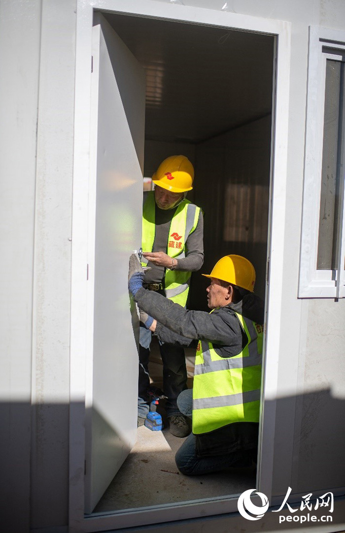 1月9日，在日喀則市定日縣長(zhǎng)所鄉(xiāng)古榮村安置點(diǎn)，施工人員正在抓緊搭建移動(dòng)板房，確保受災(zāi)群眾溫暖過(guò)冬。人民網(wǎng)記者 翁奇羽攝