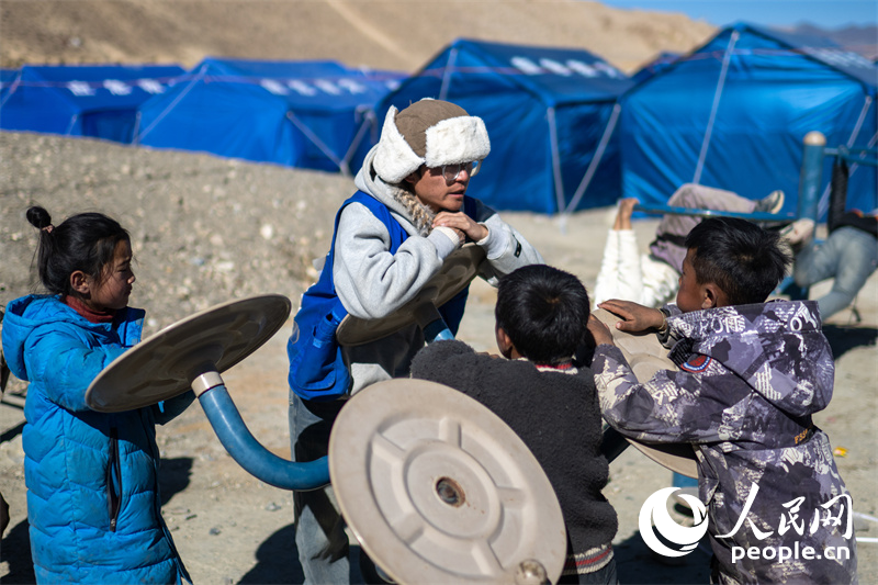 西藏星光社會工作服務(wù)中心社工久米旦增通過聊天談心，對孩子們進行災(zāi)后心理疏導(dǎo)。人民網(wǎng)記者 翁奇羽攝