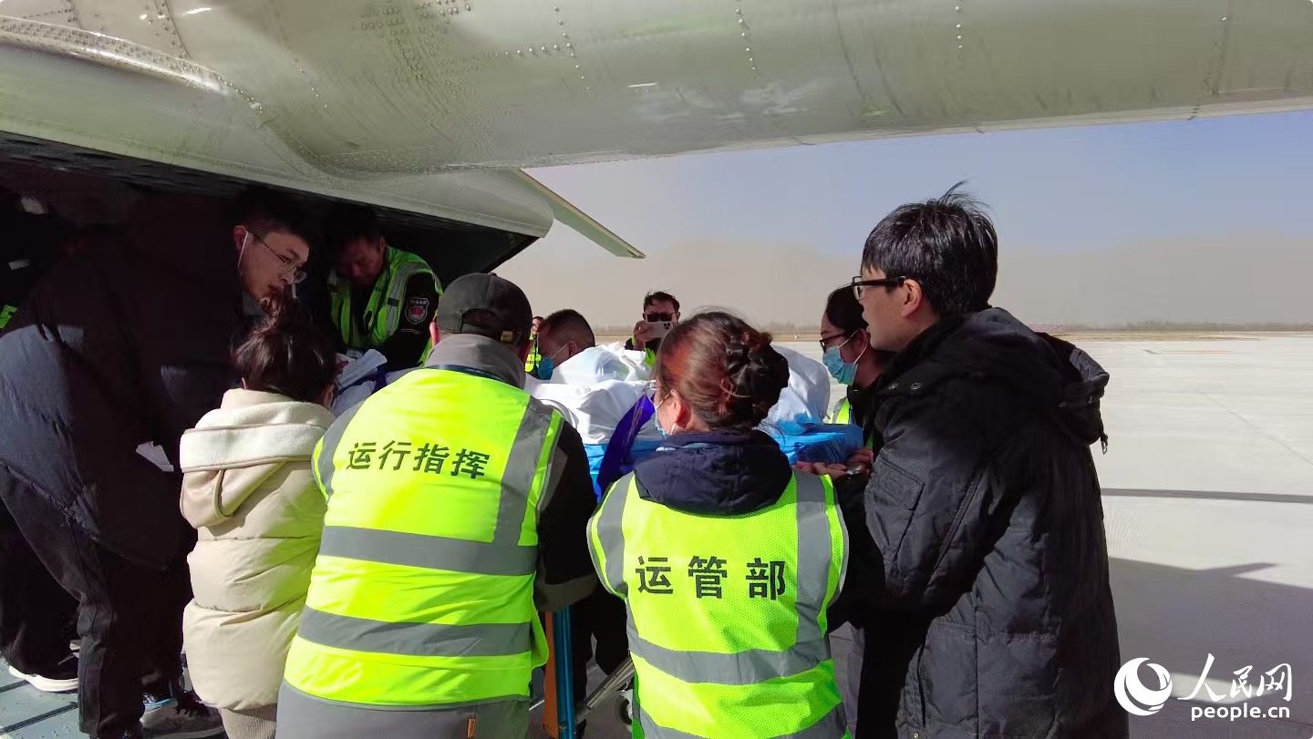 多方工作人員將受傷女童安全轉(zhuǎn)移。周航攝