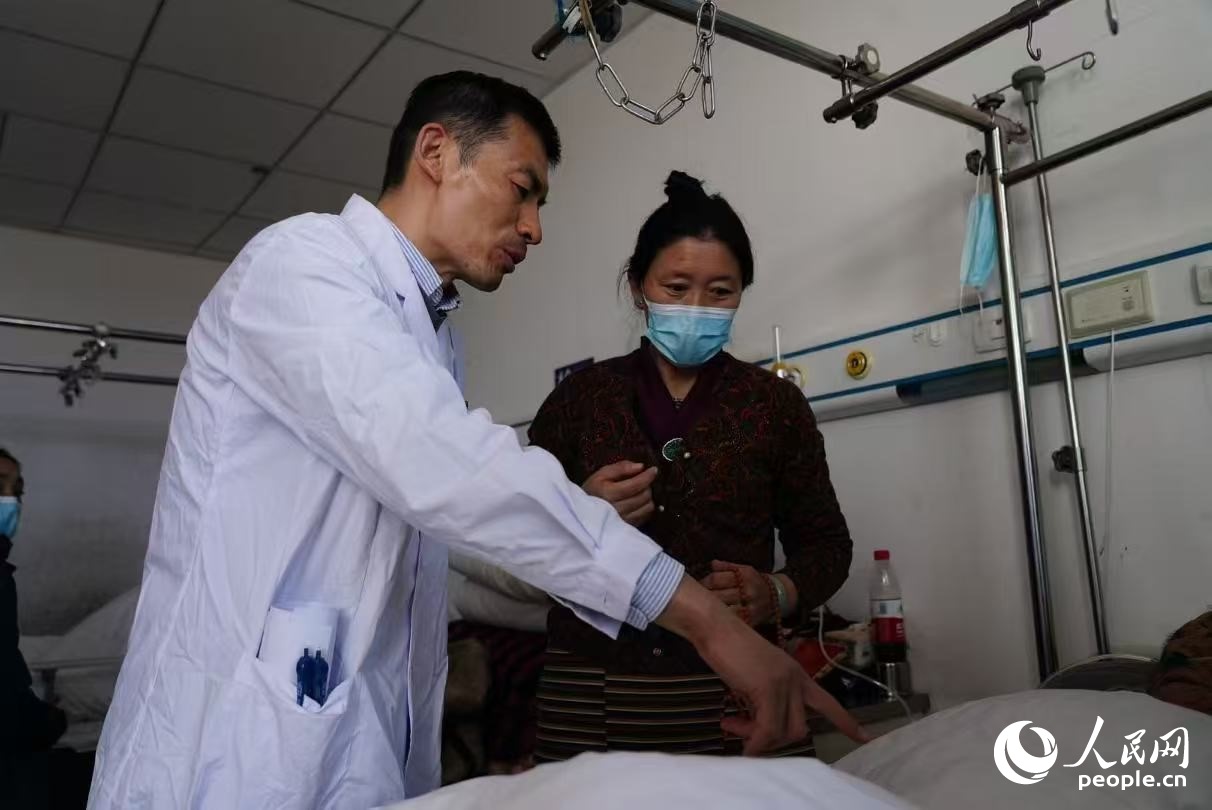 醫(yī)生在巡查。人民日?qǐng)?bào)記者 徐馭堯攝