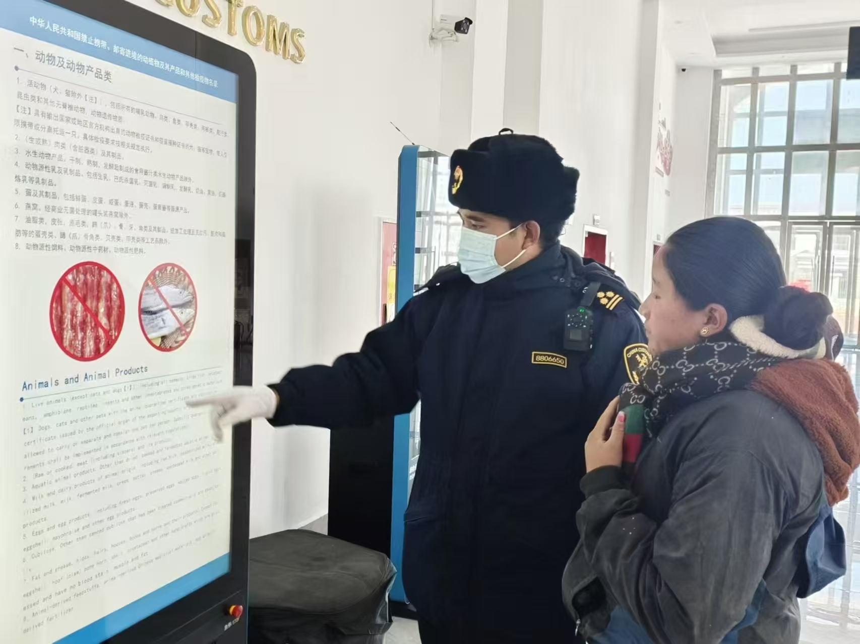 海關(guān)關(guān)員對入境邊民進(jìn)行禁止攜帶、郵寄進(jìn)境動植物及其產(chǎn)品解讀。次旺久美攝