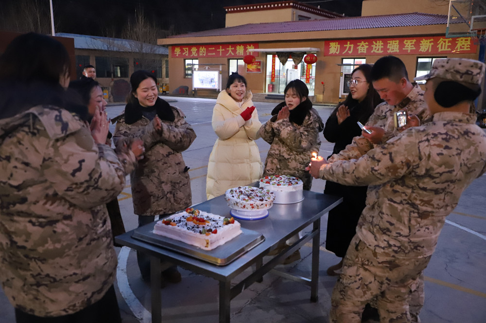 支隊為來隊家屬過集體生日?；粢綌z