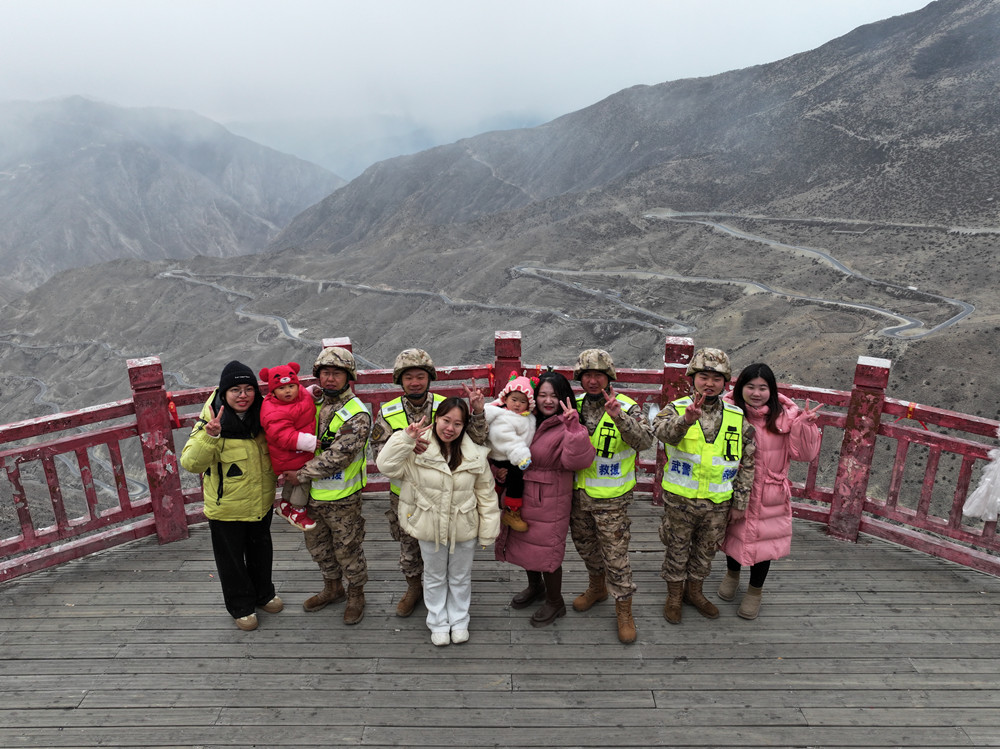 支隊組織家屬隨隊養(yǎng)護體驗丈夫工作。何眾攝