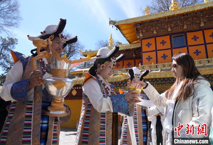 香港至拉薩首航游客開啟冬游西藏旅途