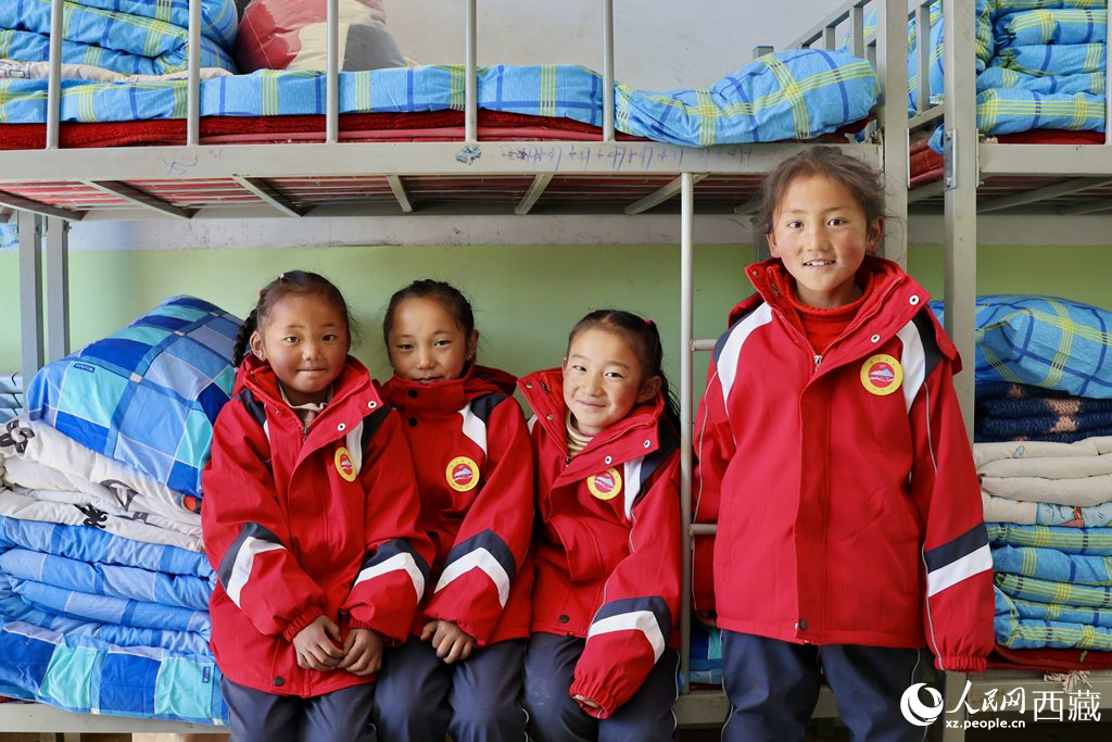 學(xué)生在定日縣第二小學(xué)分流安置點宿舍。人民日報記者 鮮敢攝
