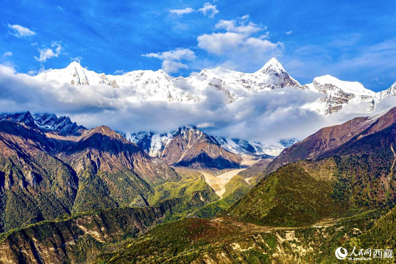 無人機航拍南迦巴瓦峰。