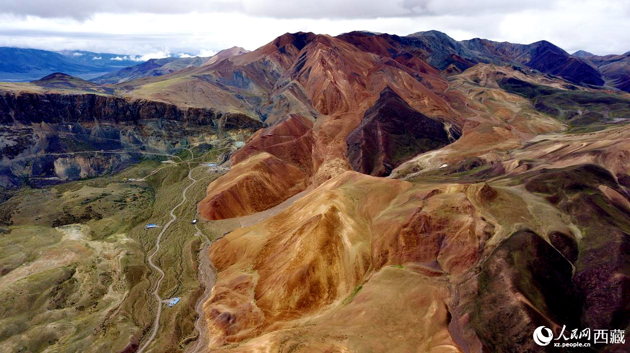 西藏阿里地區(qū)札達(dá)縣境內(nèi)的山丘，因大地礦石的緣故而變得色彩豐富，當(dāng)?shù)厝朔Q之為“五彩山”。