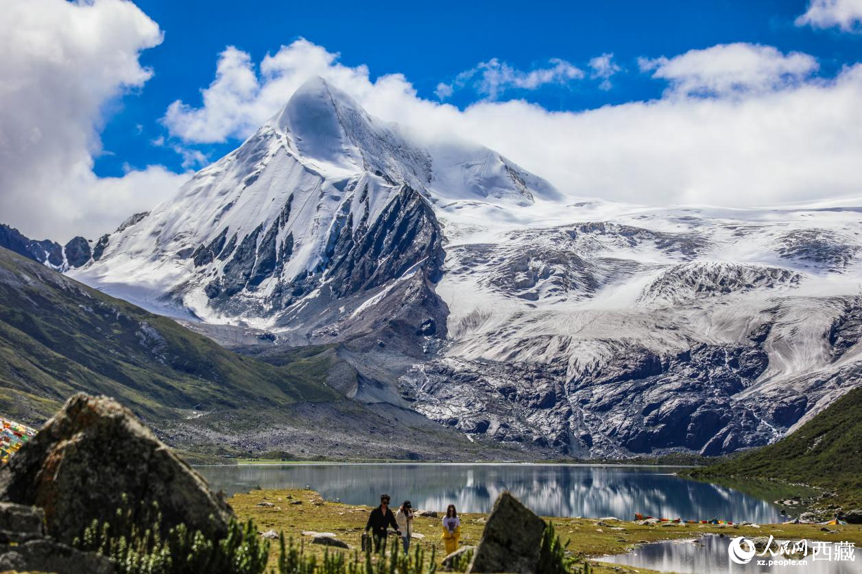 西藏那曲市比如縣的薩普雪山。