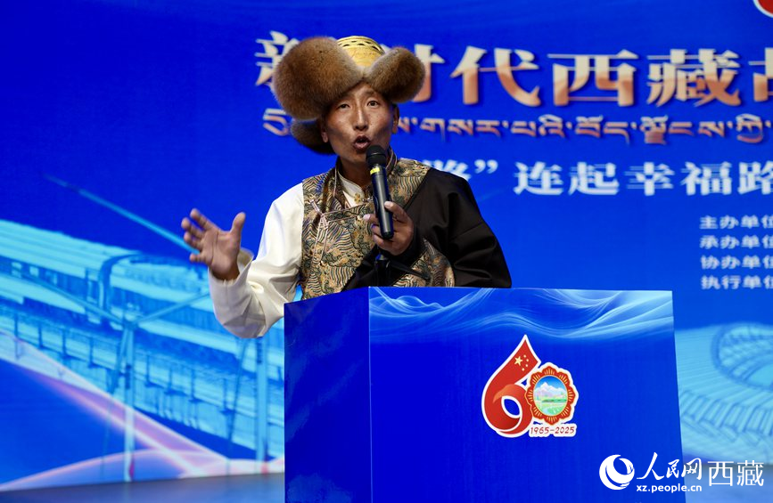 山南市隆子縣三安曲林鄉(xiāng)三林村黨支部副書記扎西次仁作分享報告。人民網(wǎng)記者 次仁羅布攝