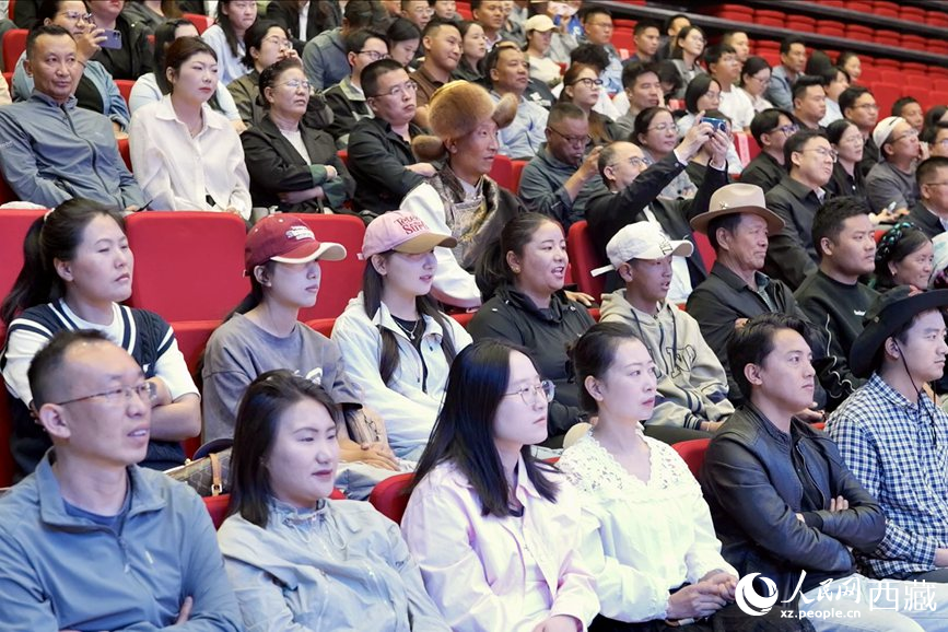 300余名干部職工、群眾代表在現(xiàn)場聆聽講座。人民網(wǎng)記者 次仁羅布攝