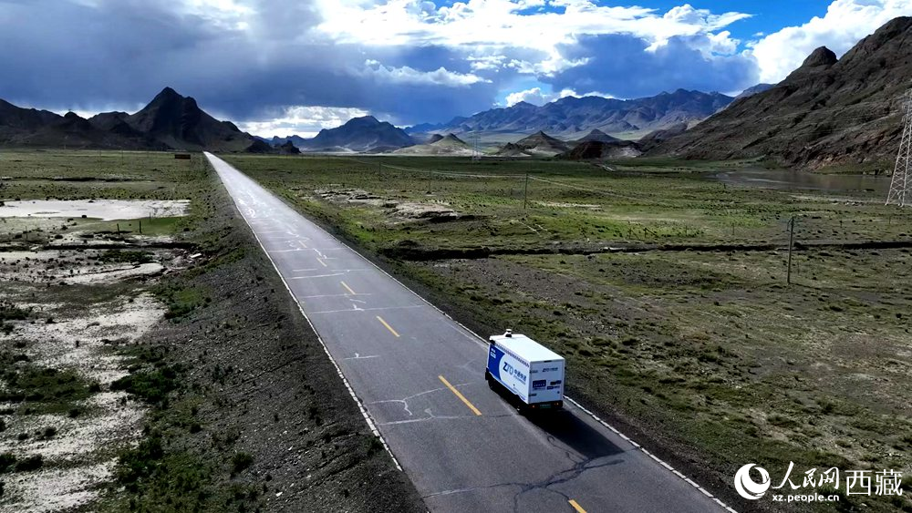一輛無人快遞車正沿著定日縣通往扎果鄉(xiāng)的道路平穩(wěn)行駛。人民日報記者 鮮敢攝