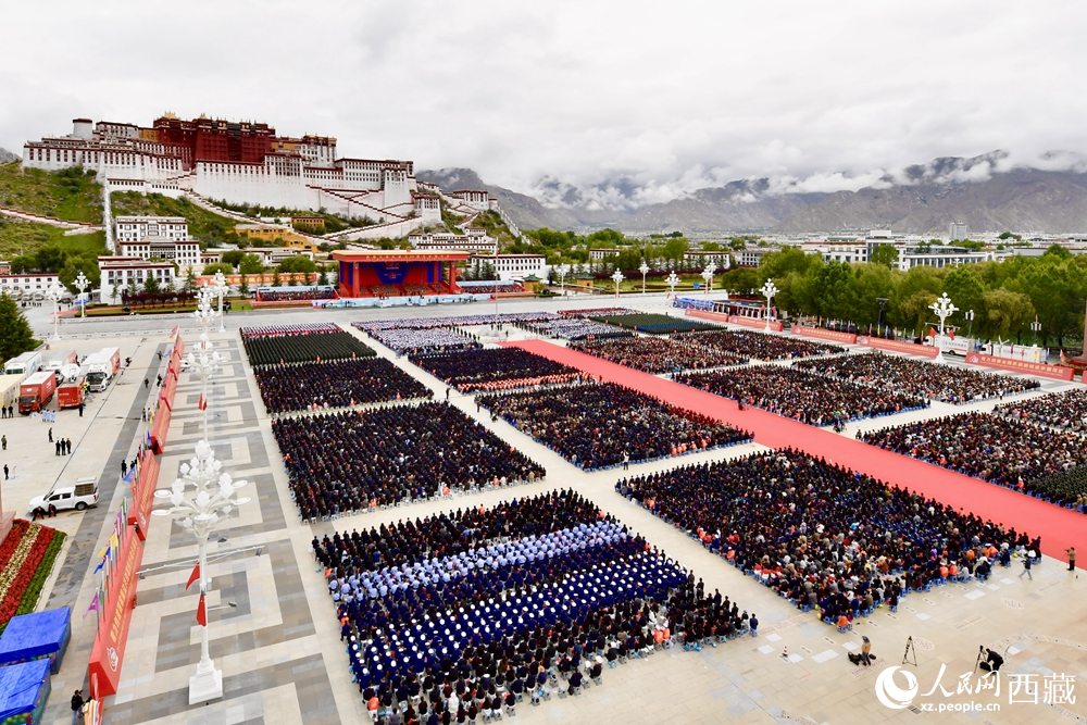 熱烈慶祝西藏自治區(qū)成立60周年大會現(xiàn)場。索朗旺久攝