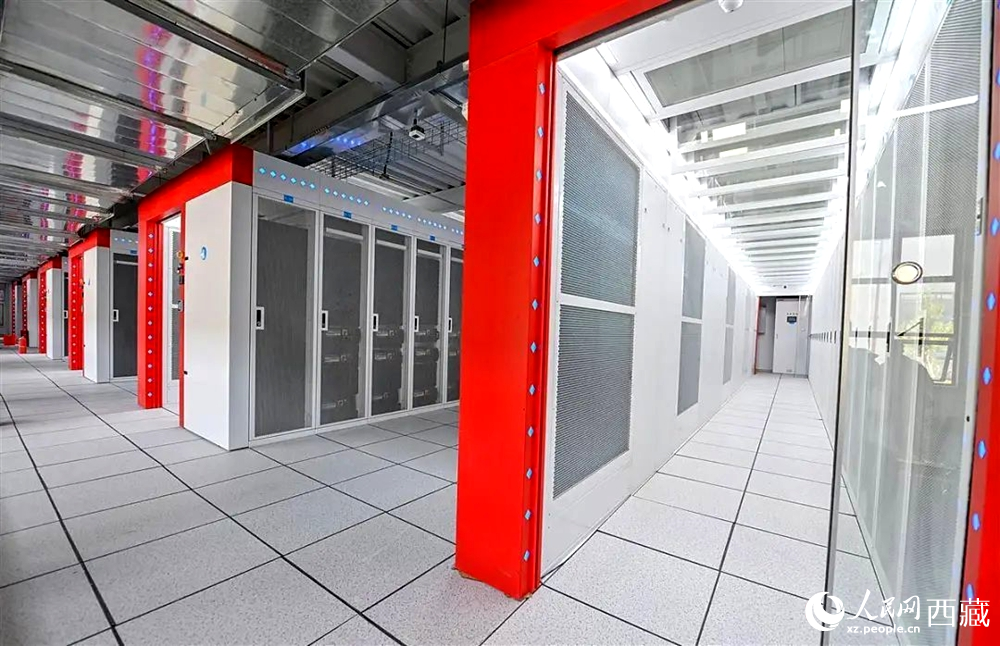 西藏“雅江1號”人工智能先進(jìn)計算中心機(jī)房。人民日報記者 鮮敢攝