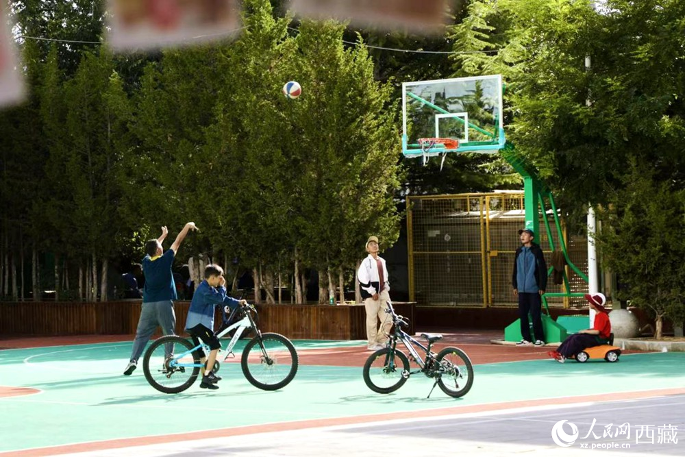 孩子們?cè)谏鐓^(qū)享受運(yùn)動(dòng)時(shí)光。人民網(wǎng)記者 次仁羅布攝