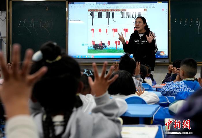 拉薩小學(xué)生的藏語(yǔ)文課