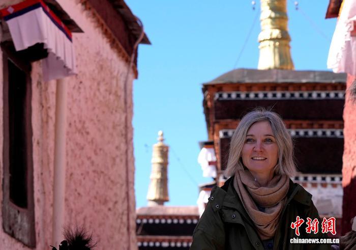 國慶假期中外游客游覽西藏扎什倫布寺