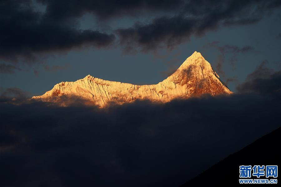 (新華視界)(1)秋日南迦巴瓦峰