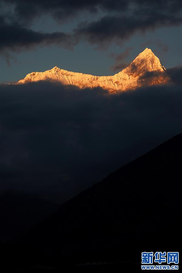 (新華視界)(2)秋日南迦巴瓦峰