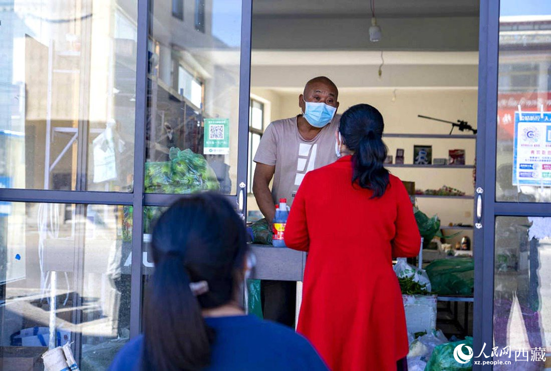 市民們有序排隊(duì)購買早餐。人民網(wǎng) 次仁羅布攝