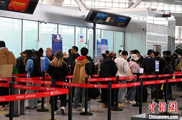 圖為“五一”期間，拉薩貢嘎機(jī)場旅客密集出行?！≡黝D珠 攝