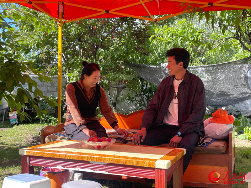 嘎拉村村民達(dá)瓦堅(jiān)參和他的妻子。人民網(wǎng) 周靜圓攝