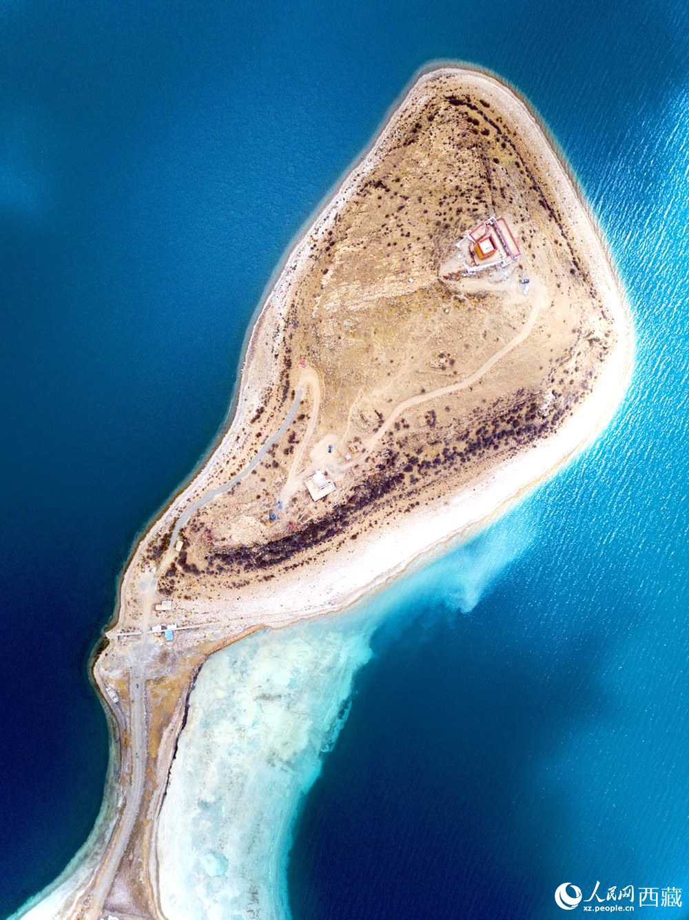 無人機視角下的西藏羊卓雍錯日托寺風(fēng)光。人民網(wǎng)記者 次仁羅布攝